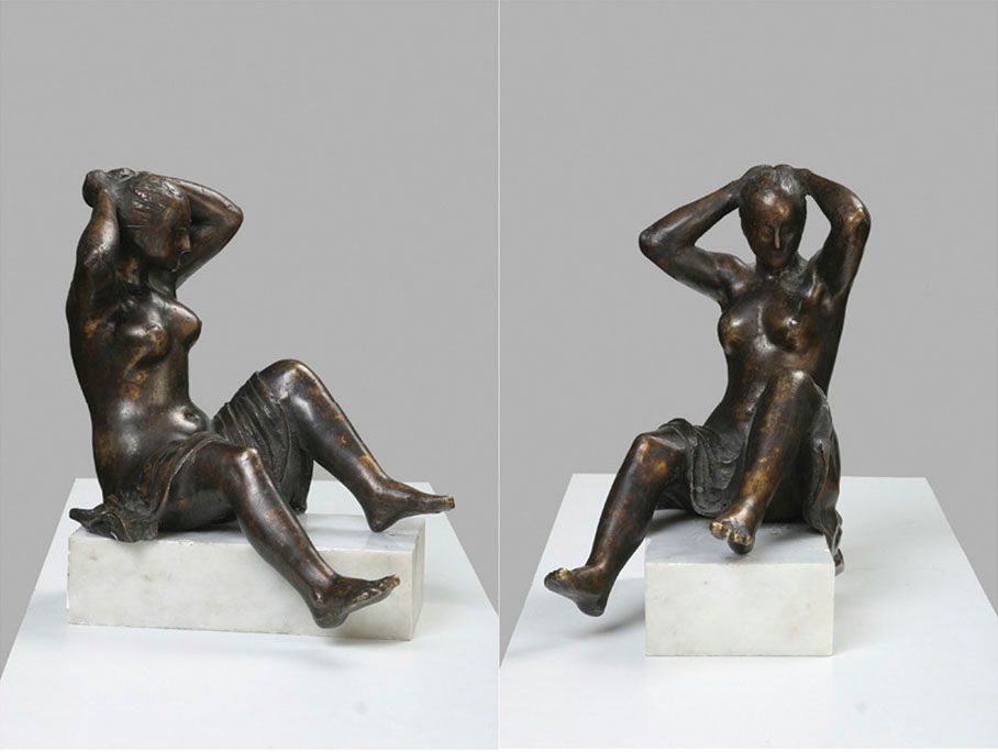 Bronze sculpture “The lady smartens up”: a seated woman with both hands behind her head and a cloth on her lap, on a white marble block, shown from two angles.