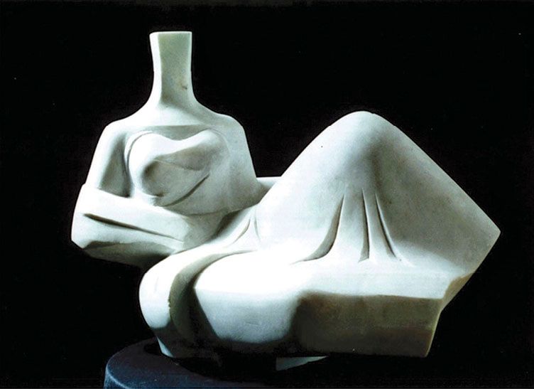 Marble sculpture “Wave”: a white seated or reclining simplified female figure with a long neck, folded arms and a long draped leg, on a dark background.